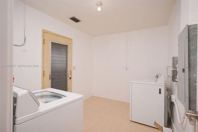 10521 SW 41st Ter, Miami, FL 33165