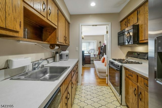 14 Pembroke Dr, Mendham Boro, NJ 07945