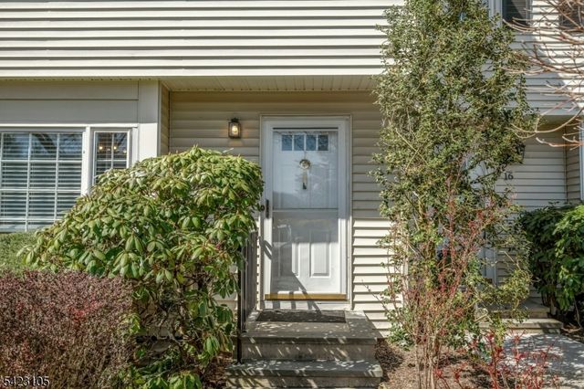 14 Pembroke Dr, Mendham Boro, NJ 07945