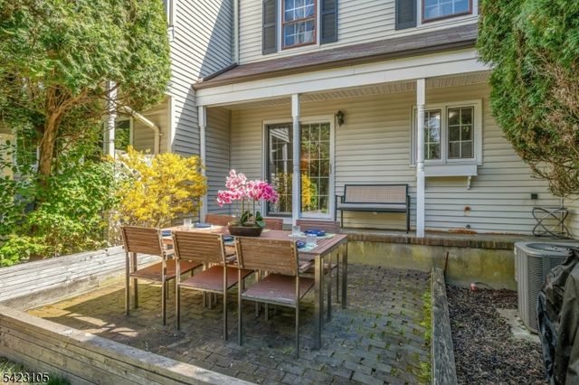 14 Pembroke Dr, Mendham Boro, NJ 07945