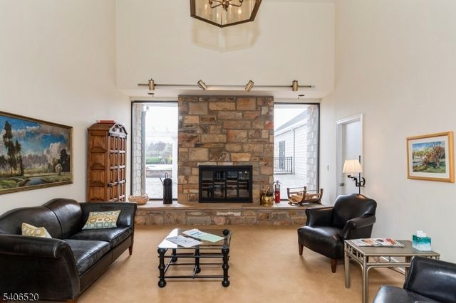 14 Pembroke Dr, Mendham Boro, NJ 07945