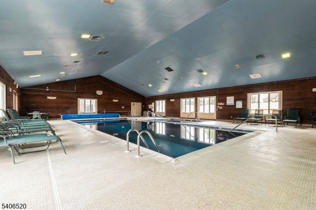 14 Pembroke Dr, Mendham Boro, NJ 07945