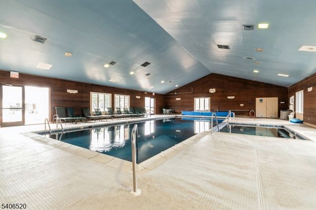 14 Pembroke Dr, Mendham Boro, NJ 07945