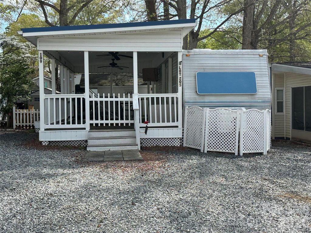 109 Pine Street, New London, NC 28127