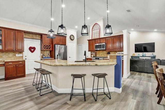 10299 Hunt Club Lane, Palm Beach Gardens, FL 33418