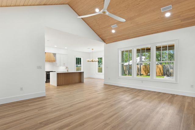 61 E Grizzly Street, Freeport, FL 32439
