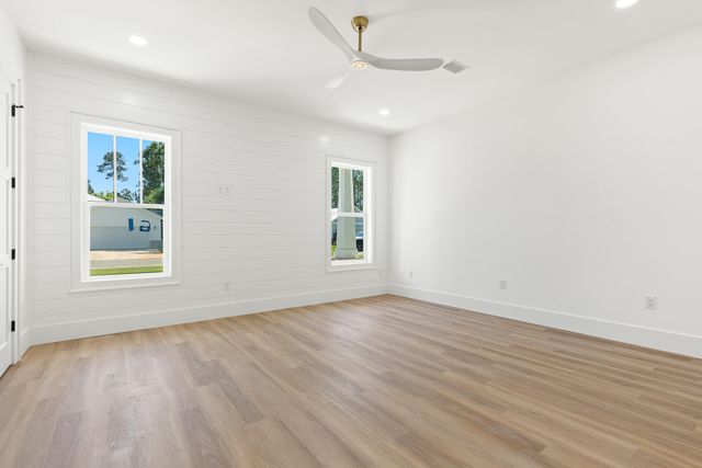 61 E Grizzly Street, Freeport, FL 32439