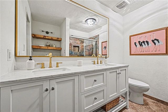 224 NW Locust Street, Lee's Summit, MO 64064