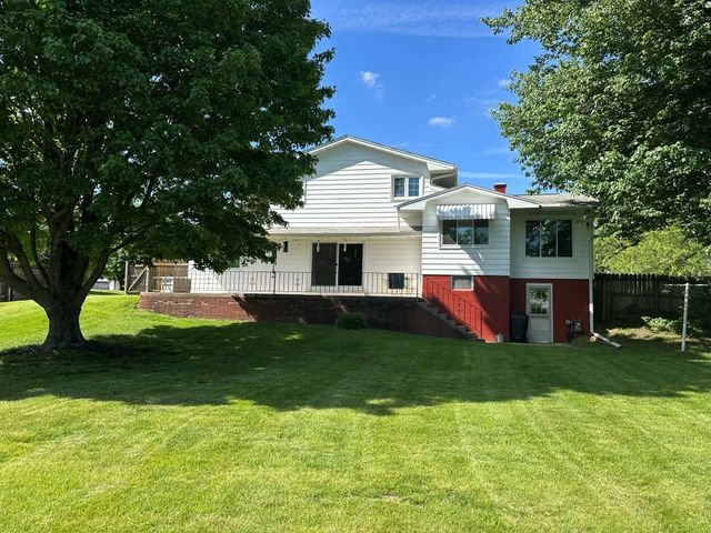 2827 234th Street, De Witt, IA 52472