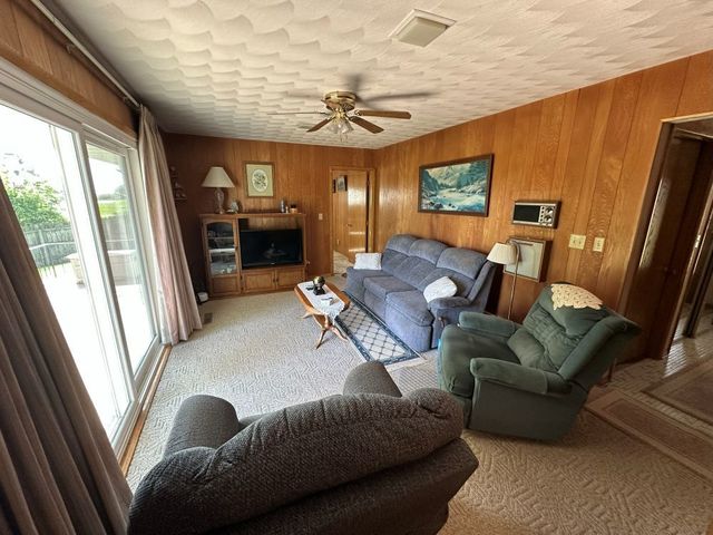2827 234th Street, De Witt, IA 52472