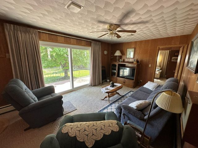 2827 234th Street, De Witt, IA 52472