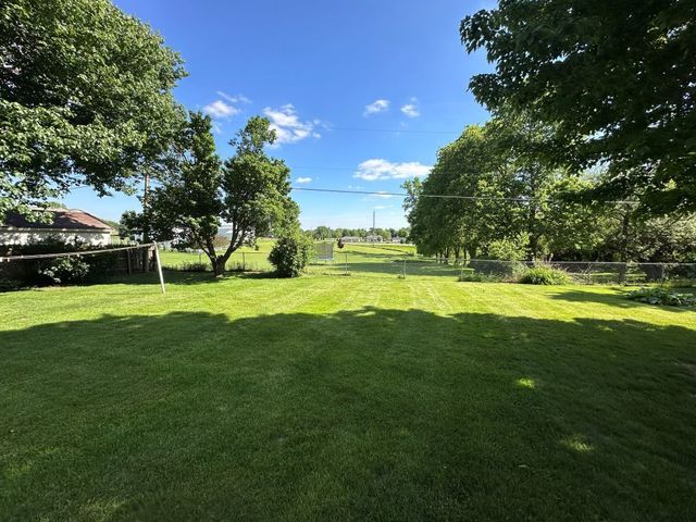 2827 234th Street, De Witt, IA 52472
