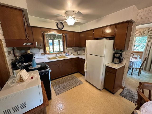 2827 234th Street, De Witt, IA 52472