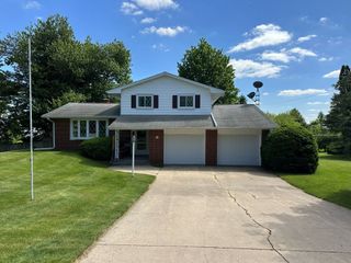 2827 234th Street, De Witt, IA 52472