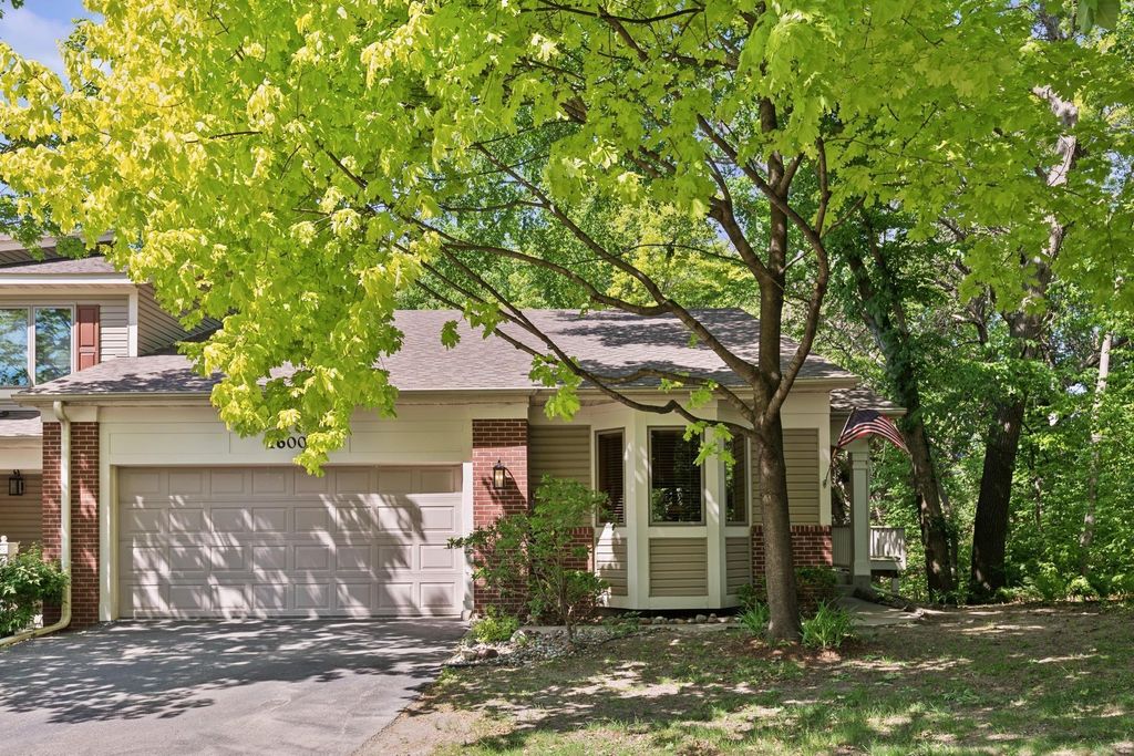 1600 Summit Shores Circle, Burnsville, MN 55306