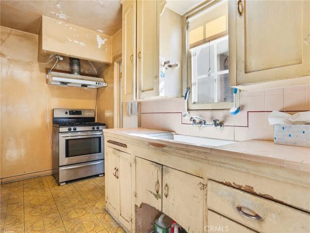 966 E Glenoaks Boulevard, Glendale, CA 91207