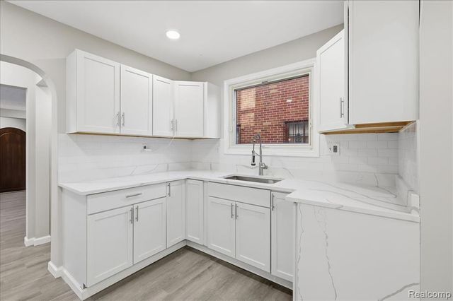 18961 Pennington Drive, Detroit, MI 48221