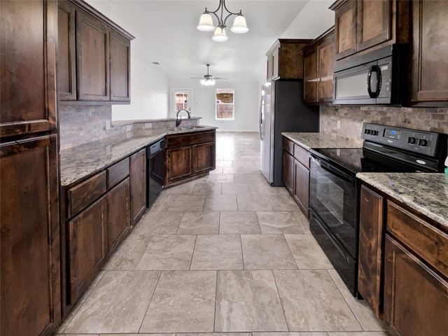 112 Halifax Circle, Palmer, TX 75152