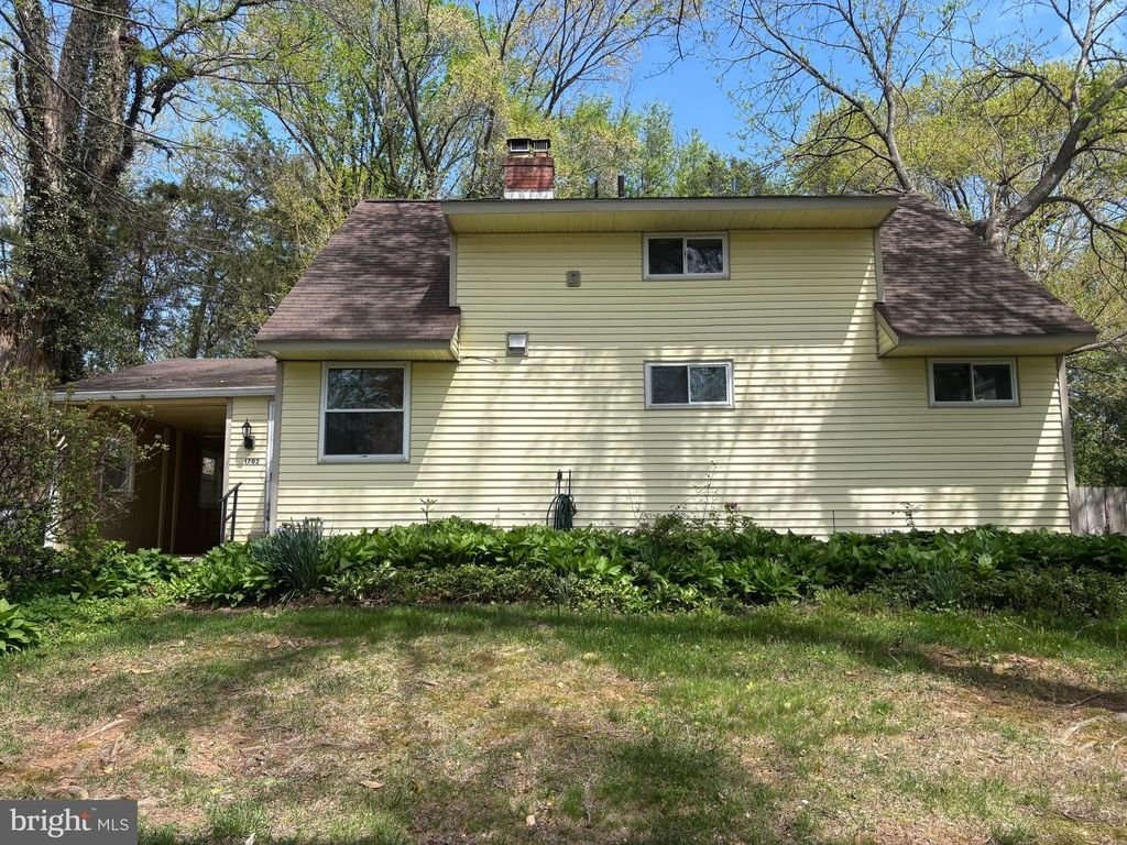 Image 3 of property listing at 1702 MCAULIFFE DR, Rockville, MD 20851