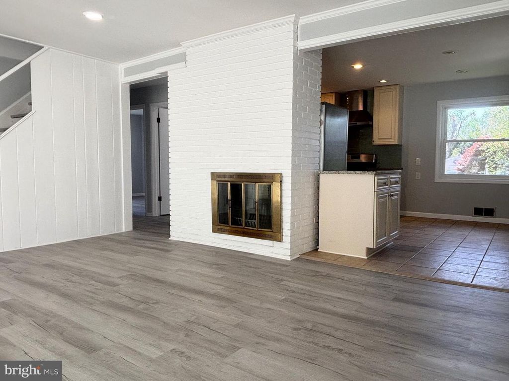 Image 7 of property listing at 1702 MCAULIFFE DR, Rockville, MD 20851