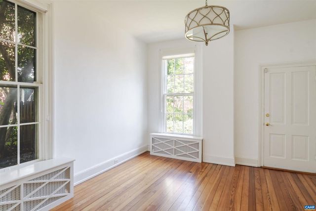 17 N WASHINGTON ST, Staunton, VA 24401