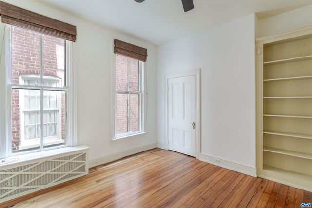 17 N WASHINGTON ST, Staunton, VA 24401