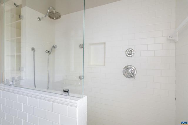 17 N WASHINGTON ST, Staunton, VA 24401