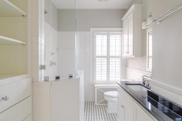 17 N WASHINGTON ST, Staunton, VA 24401