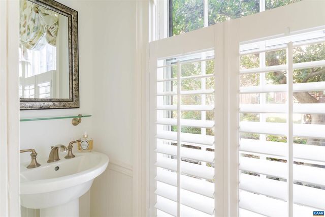 17 N WASHINGTON ST, Staunton, VA 24401