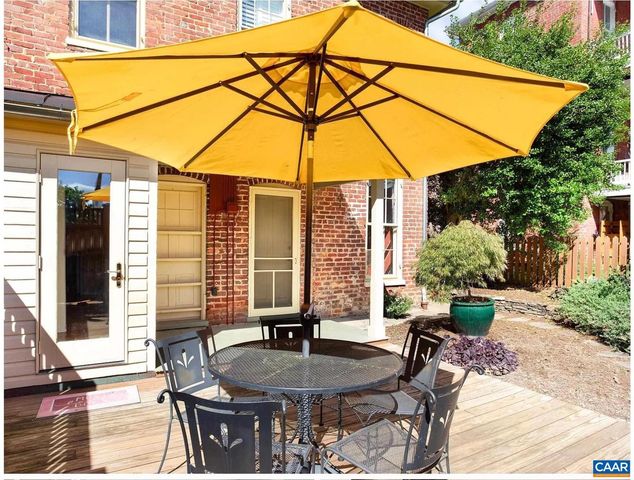 17 N WASHINGTON ST, Staunton, VA 24401