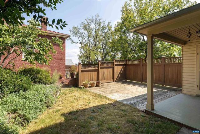 17 N WASHINGTON ST, Staunton, VA 24401