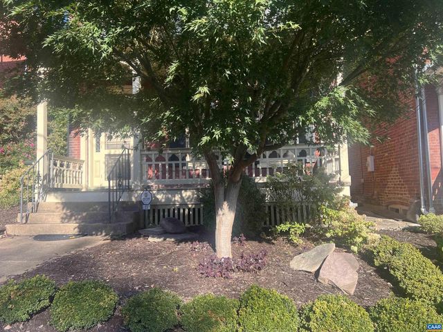 17 N WASHINGTON ST, Staunton, VA 24401