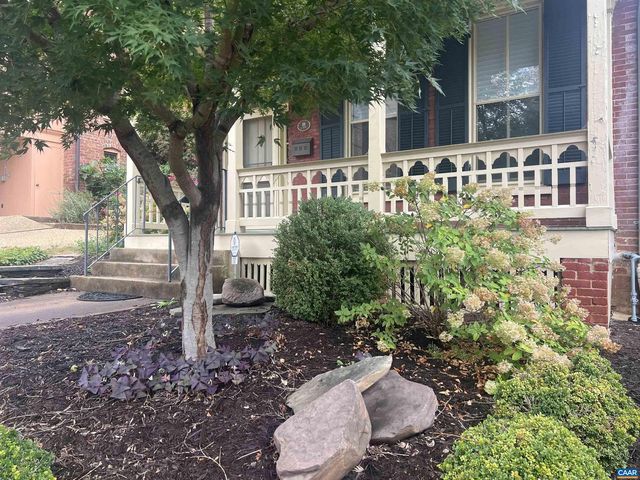 17 N WASHINGTON ST, Staunton, VA 24401