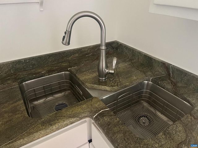 17 N WASHINGTON ST, Staunton, VA 24401