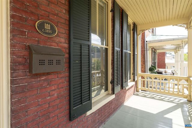 17 N WASHINGTON ST, Staunton, VA 24401