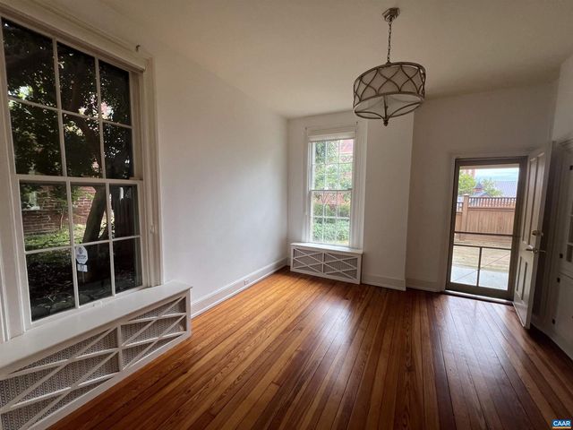 17 N WASHINGTON ST, Staunton, VA 24401