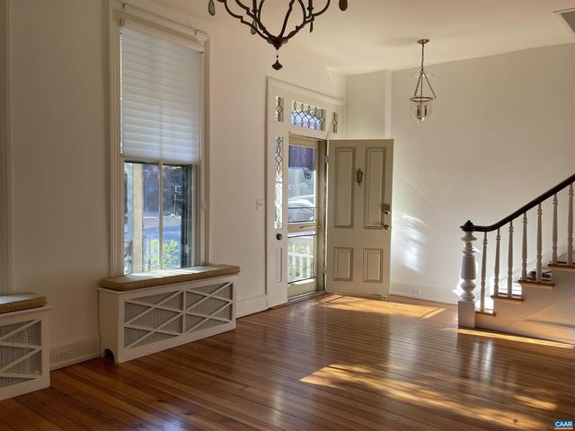 17 N WASHINGTON ST, Staunton, VA 24401