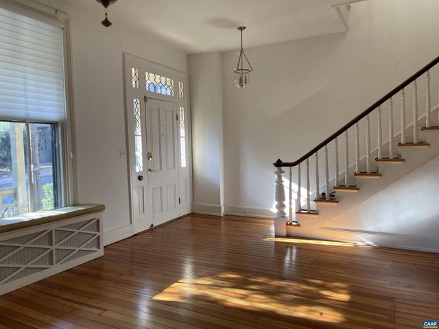 17 N WASHINGTON ST, Staunton, VA 24401