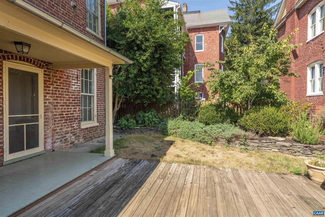 17 N WASHINGTON ST, Staunton, VA 24401