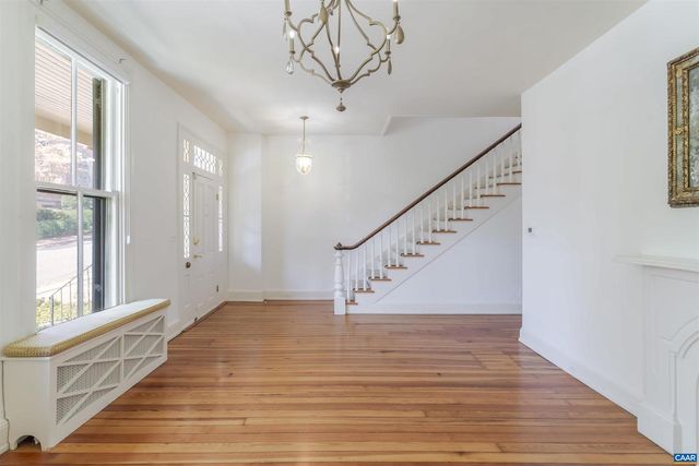 17 N WASHINGTON ST, Staunton, VA 24401