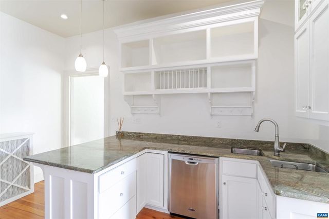 17 N WASHINGTON ST, Staunton, VA 24401