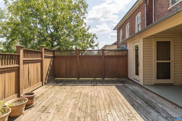 17 N WASHINGTON ST, Staunton, VA 24401