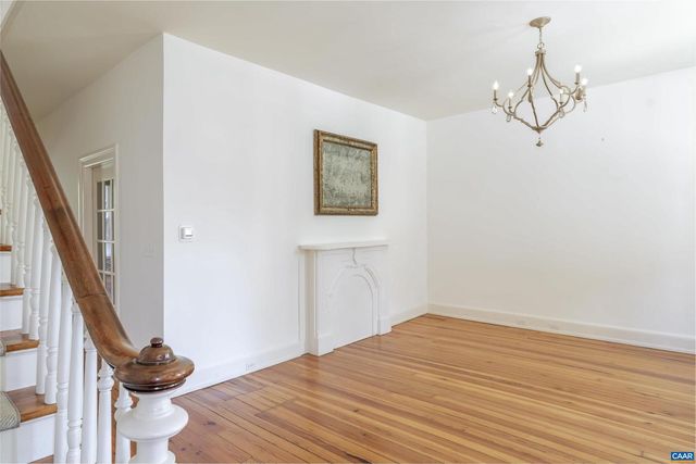 17 N WASHINGTON ST, Staunton, VA 24401