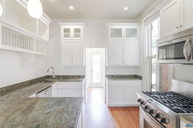 17 N WASHINGTON ST, Staunton, VA 24401