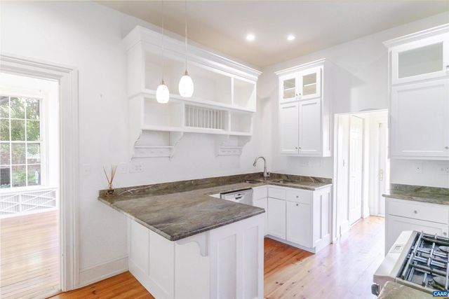 17 N WASHINGTON ST, Staunton, VA 24401