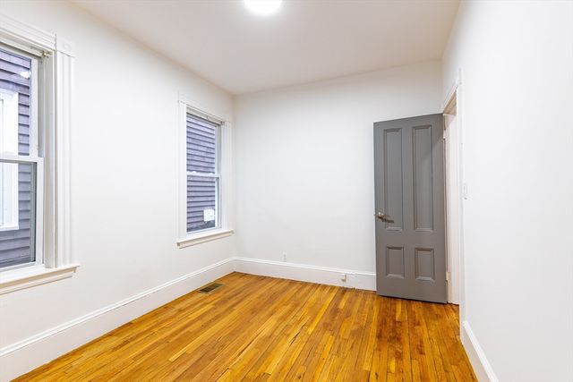 178 L Street 3, Boston, MA 02127