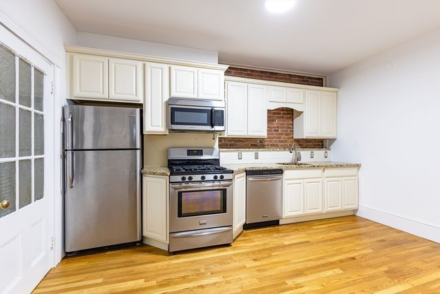 178 L Street 3, Boston, MA 02127