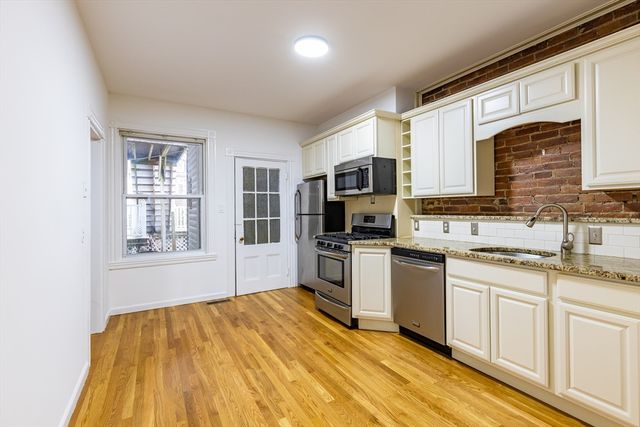 178 L Street 3, Boston, MA 02127