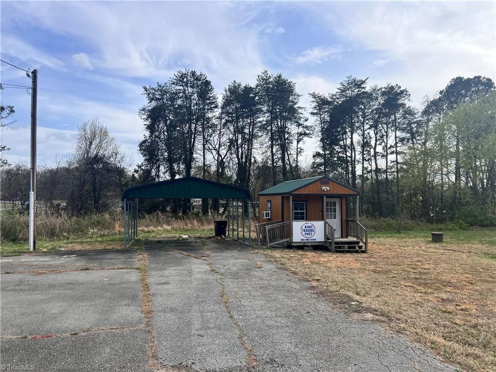 372 E Dalton Road, King, NC 27021