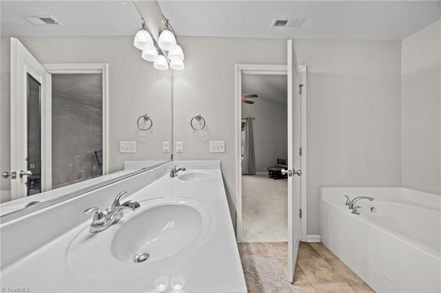 865 Winterside Lane, Winston-salem, NC 27107